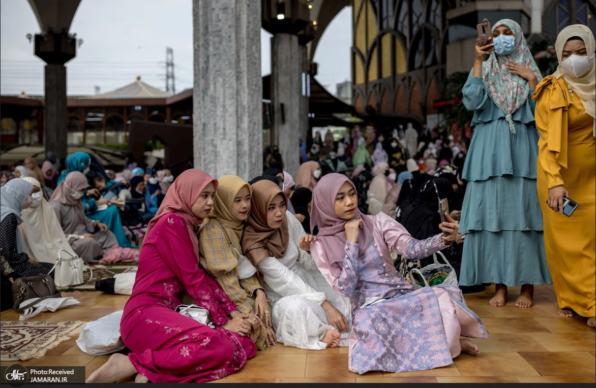 سلفی زنان جوان پس از نماز عید سعید فطر در تایلند
