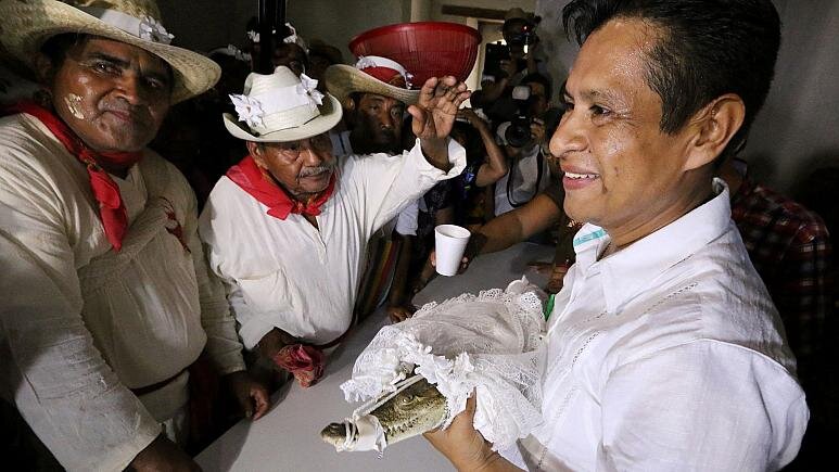 ازدواج عجیب شهردار مکزیکی با یک حیوان وحشی