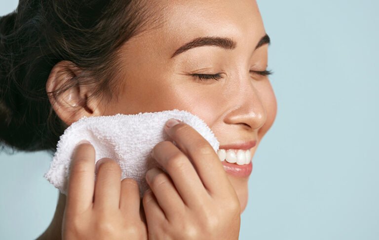 درست‌ترین روش پاک کردن آرایش صورت چیست؟
