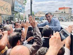 احمدی‌نژاد توسط هوادارانش محاصره شد!