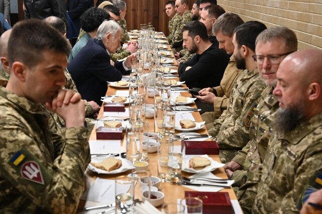 تصاویرِ افطاری زلنسکی با سربازان ارتش اوکراین