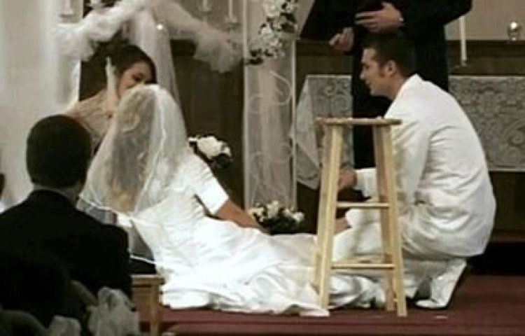 عروسی که وسط مراسم از خستگی زیاد غش کرد!