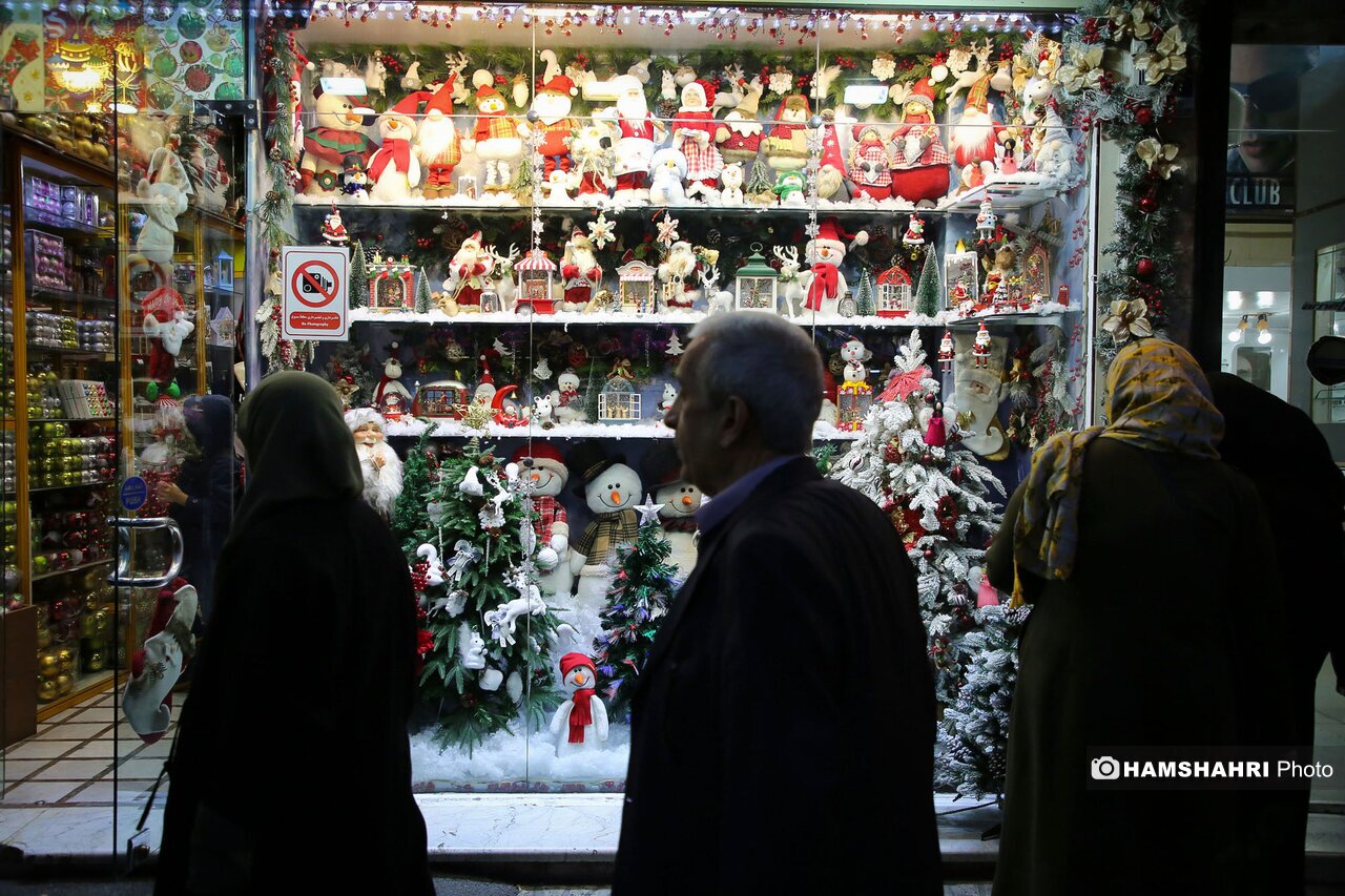 تصاویری دیدنی از خرید کریسمس در آستانه سال نو میلادی در تهران (همشهری آنلاین)