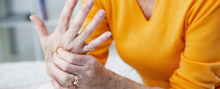 احتمال آرتروز انگشتان دست در چه کسانی بیشتر است؟ | ساییدگی شست دست زنان ۳۰ درصد بیشتر از مردان (همشهری انلاین)