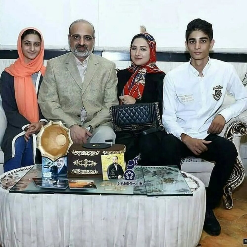 محمد اصفهانی در کنار فرزندانش
