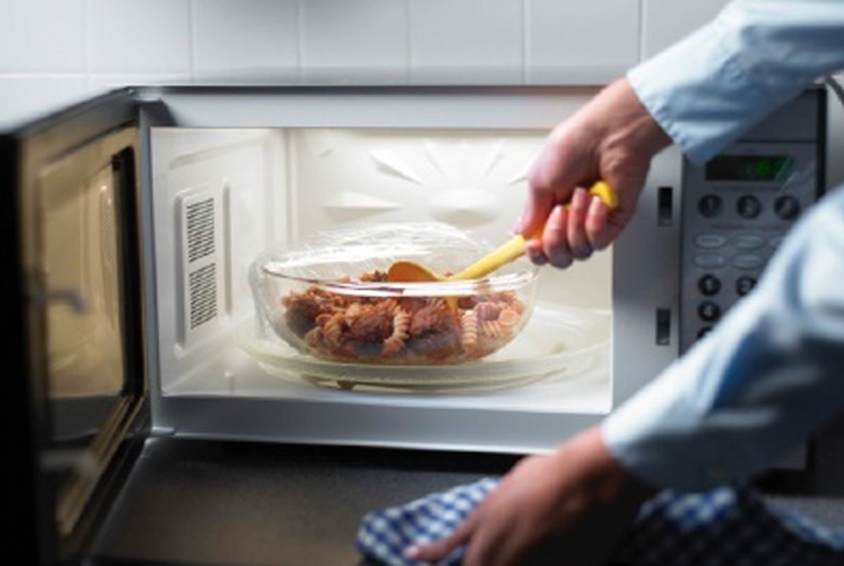چرا گرم کردن غذا در ظروف پلاستیکی در مایکروویو خطرناک است؟ (خبرفوری)