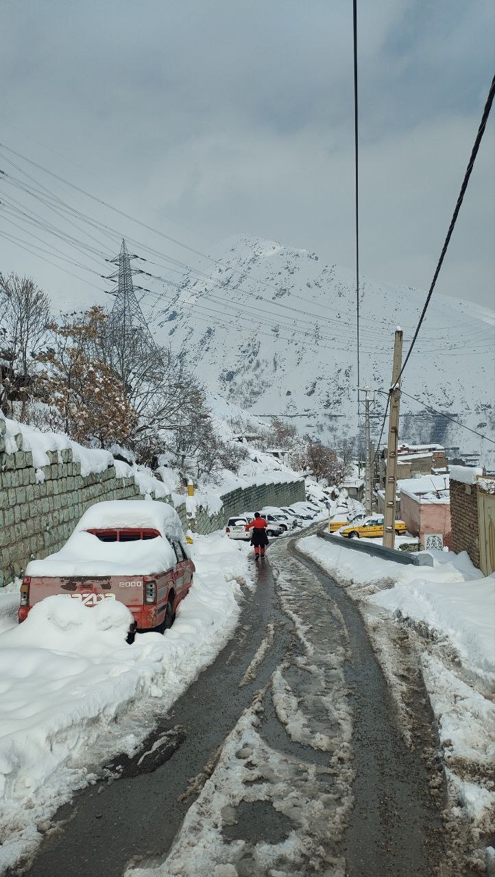 دفن شدن خودروها زیر برف در درکه تهران