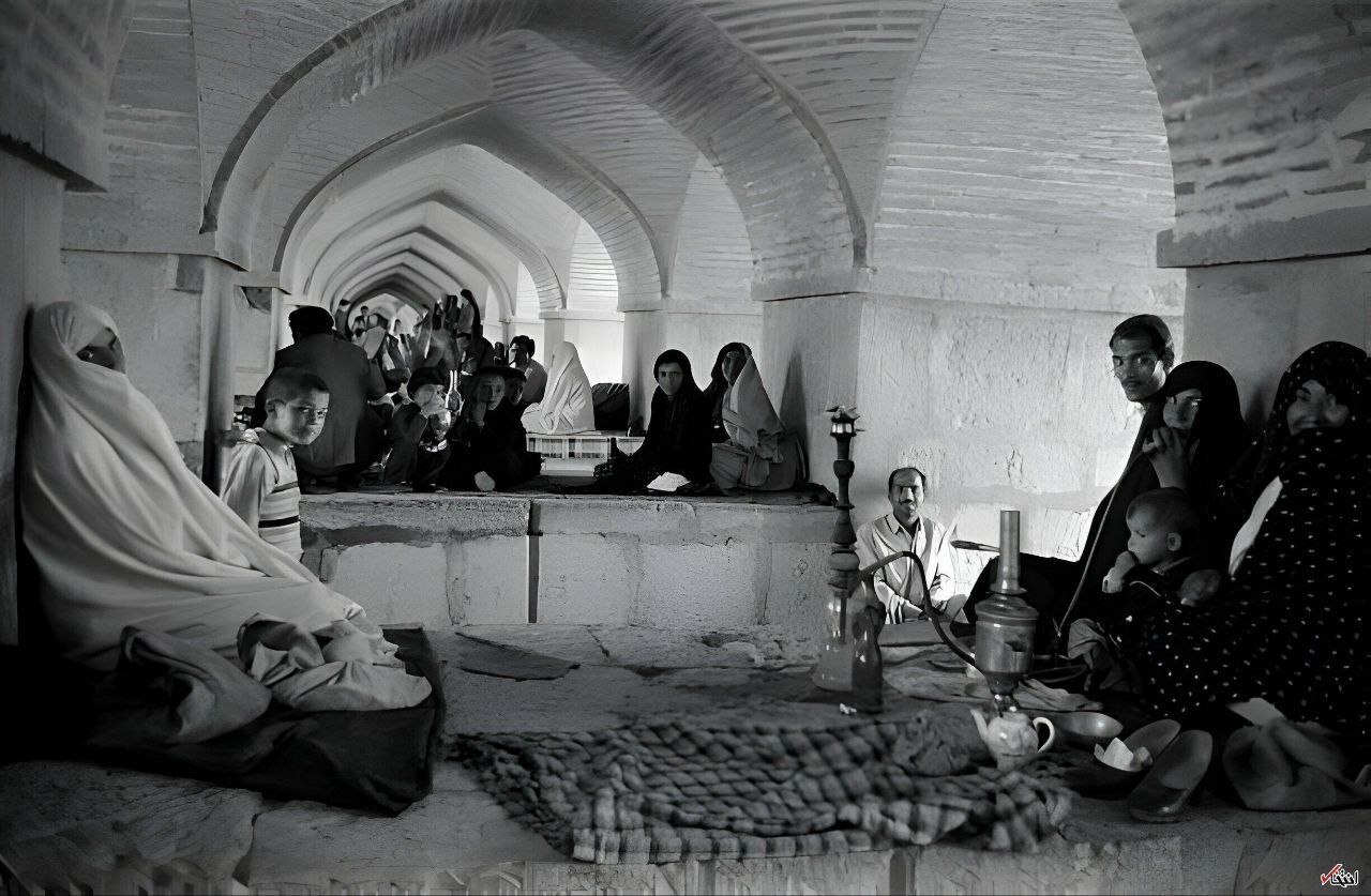 قاب جالب از تفریح مردم اصفهان، ۶۲ سال پیش