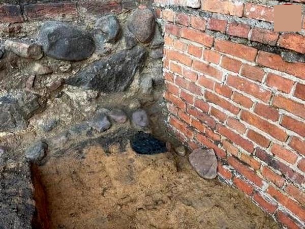کشف اسباب‌بازی ۸۰۰ ساله در زیر ساختمان آتش‌نشانی (سرپوش)