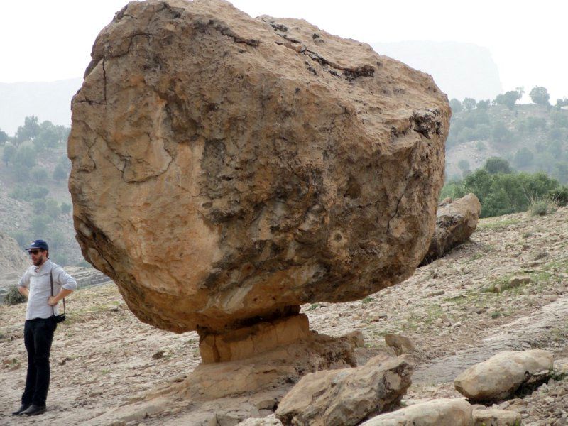 سنگ معلق ایلام عجیب‌ترین پدیده طبیعی ایران