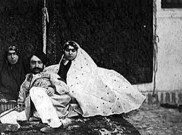 زنان قاجار زیبا بودند؛ شاه عکس‌ها را دستکاری کرد