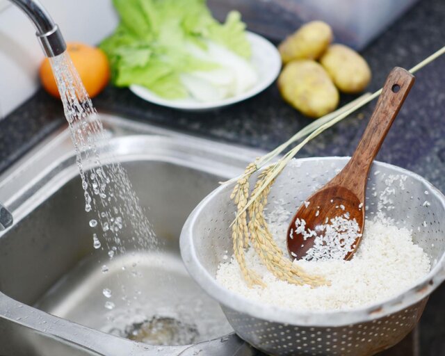 آیا شستن برنج، باکتری‌های آن را از بین می‌برد؟