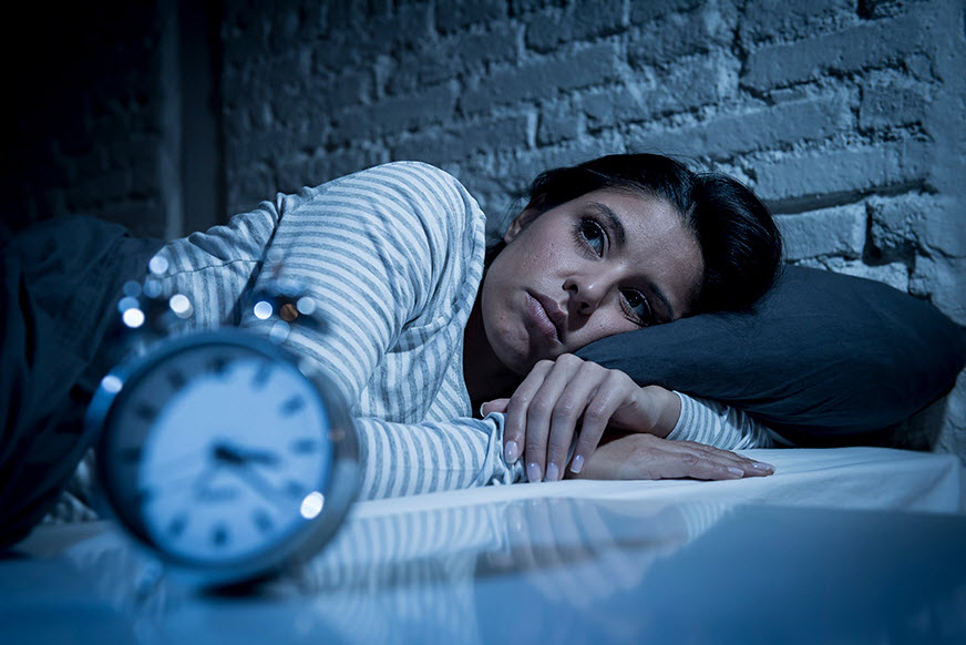 چگونه افکار پریشان خود را ساکت کنیم و به خواب برویم: یک متخصص توضیح می‌دهد (یک پزشک)
