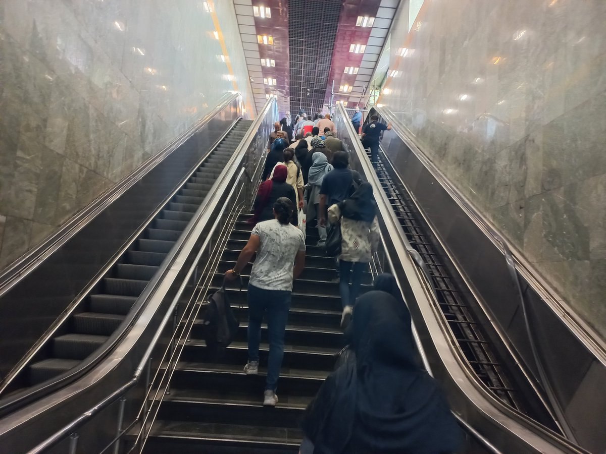 عکسی از خروجی متروی انقلاب که وایرال شد