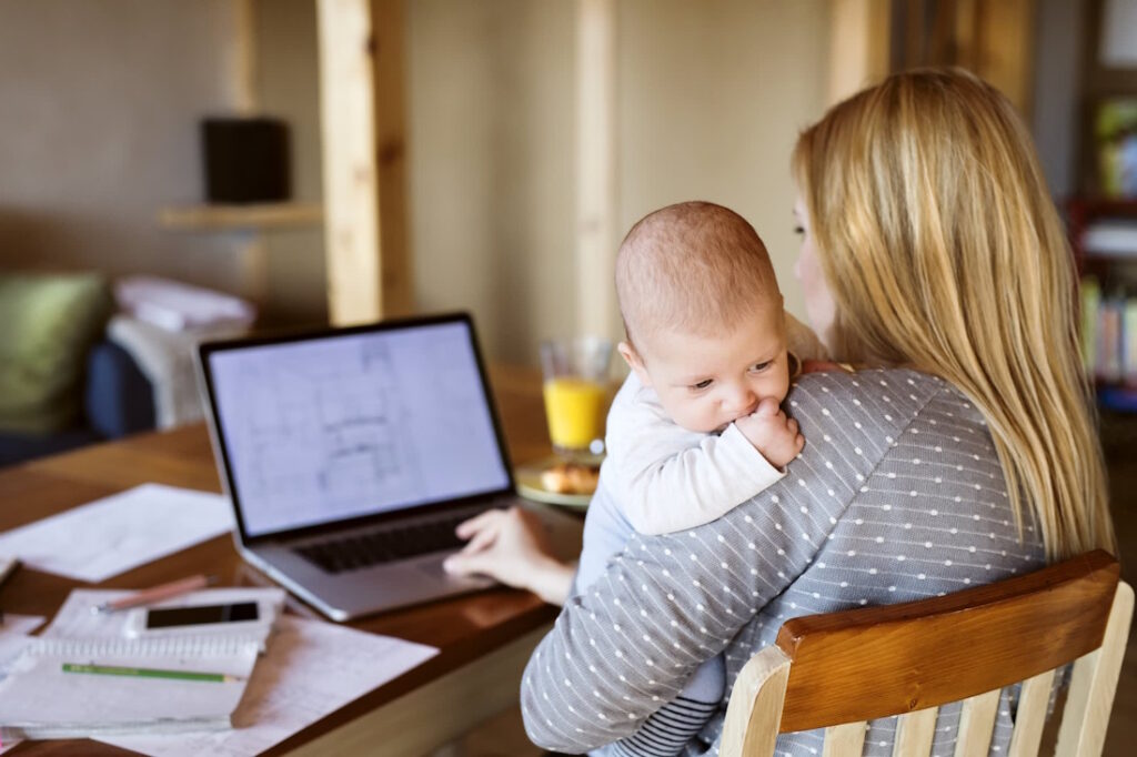نتایج یک مطالعه: کار هفتگی ۹۷ ساعته مادران برابر با شغلی با درآمد دلاری شش رقمی است (روزیاتو)
