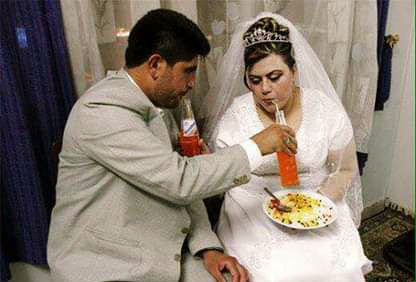 عکسی از یک عروس و داماد پای سفره عقد که تاریخی شد