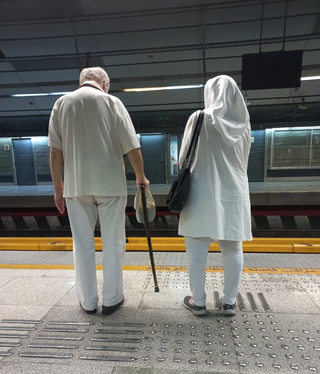 عکسی از دو مسافر خوش تیپِ متروی تهران که وایرال شد