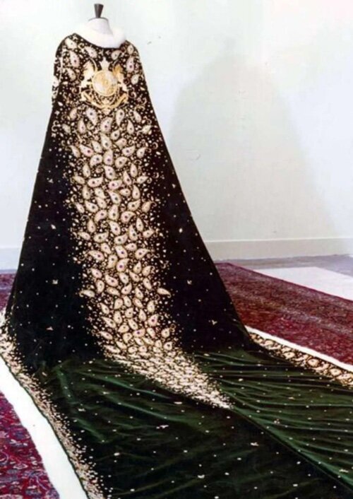 لباس مشهور فرح دیبا در روز تاجگذاری محمدرضا پهلوی