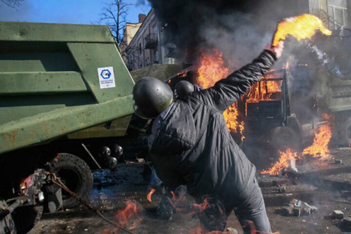 لحظه انفجار کوکتل مولوتف در دستان یک معترض