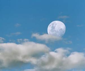 دلیل اصلی دیده شدن ماه در آسمان روز (نمناک)