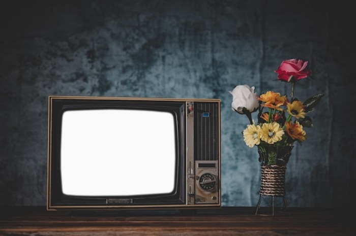 تلویزیون توسط چه کسی اختراع شد؟ (نمناک)