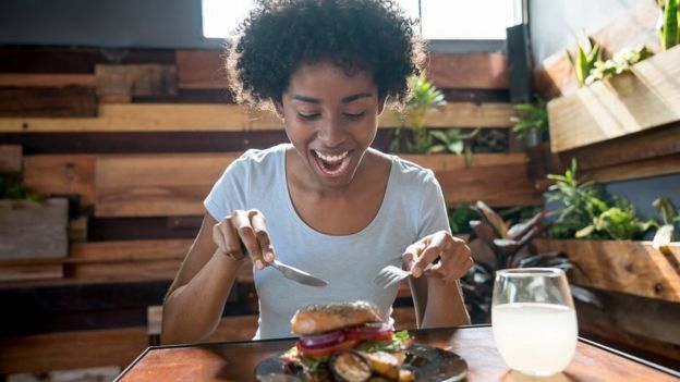 چرا غذا خوردن با دهان باز طعم غذا را بهتر می‌کند
