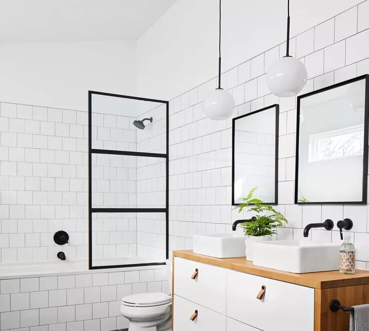 ۸ ترفند ارزان‌قیمت برای دکوراسیون حمام | زمانی که کاغذ دیواری جای طراحی را پر می‌کند (همشهری آنلاین)