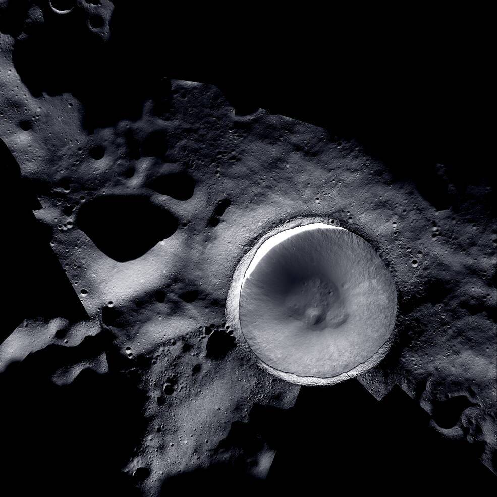 عکس‌ خیره‌کننده ناسا از قطب جنوب و دهانه شاکلتون همیشه تاریک ماه که میلیاردها سال بود دیده نشده بود (یک پزشک)