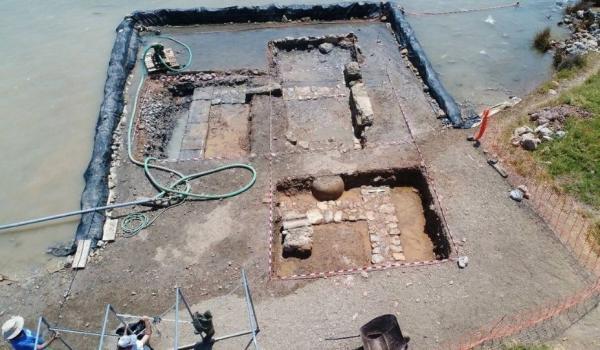 یک ساختمان باستانی در سواحل یونان از زیر آب بیرون آمد (سرپوش)