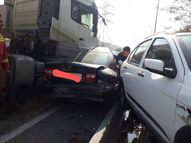 تصاویری از تصادف زنجیره‌ای ۱۳ خودرو در تهران