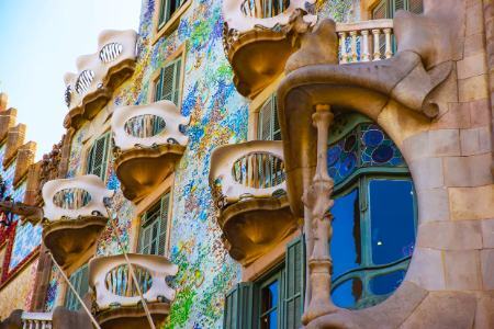 مسیری عجیب و غریب به عالم معماری: خانه استخوان بارسلونا (بیتوته)