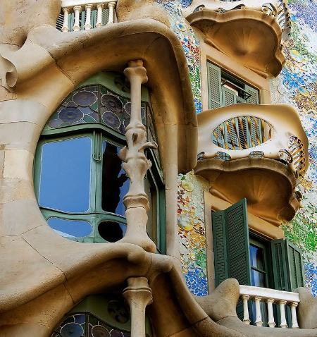 مسیری عجیب و غریب به عالم معماری: خانه استخوان بارسلونا (بیتوته)