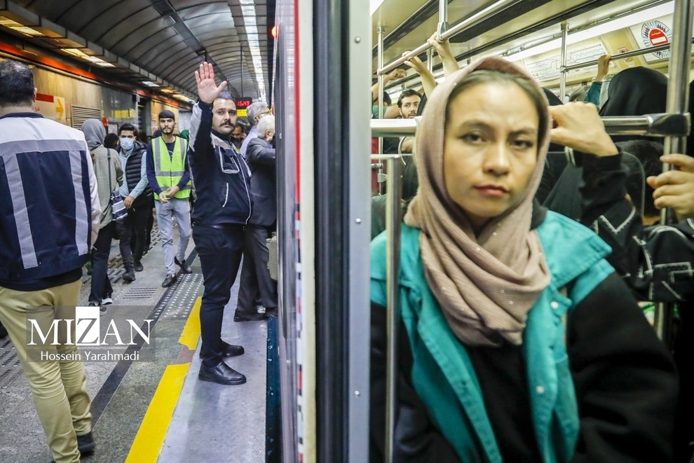 تصاویری از ممنوعیت جدید مردانه در متروی تهران (میزان)