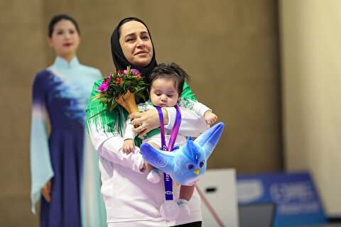 لحظات جالب اهداء مدال ساره جوانمردی با نوزادش