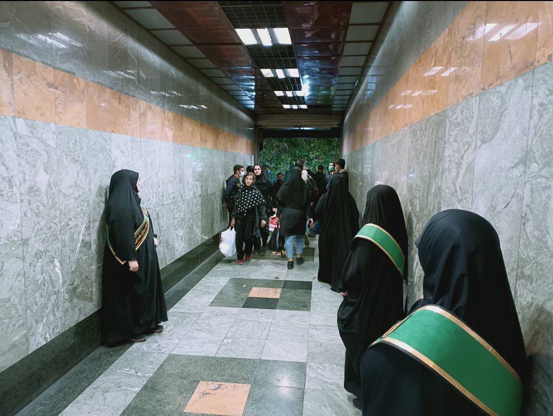 نکته مهم درباره عکس معروف این روزهای مترو