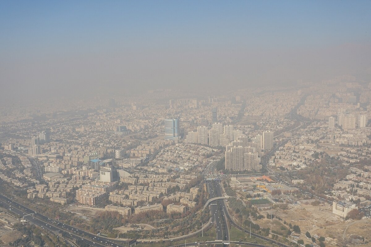 تصاویر هولناک از وضعیت هوای این روزهای تهران از بالای برج میلاد (برنا)