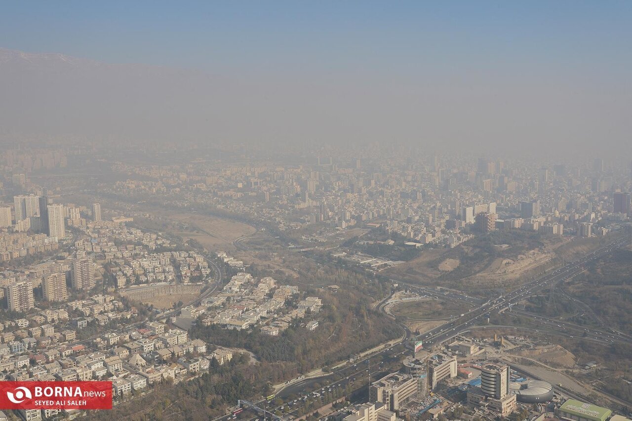 تصاویر هولناک از وضعیت هوای این روزهای تهران از بالای برج میلاد (برنا)