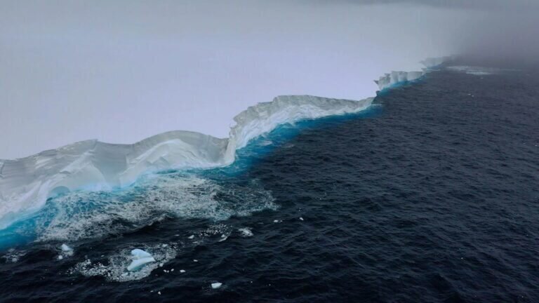 به حرکت درآمدن عجیب بزرگترین کوه یخی جهان پس از ۳۰ سال