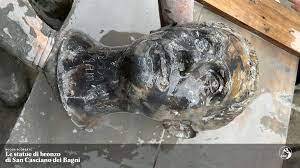 کشف ده‌ها مجسمه ۲۳۰۰ ساله که در ایتالیا در حمام گلی دفن شده بودند که آن‌ها را کاملاً حفظ کرده بود (یک پزشک)