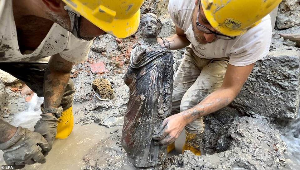 کشف ده‌ها مجسمه ۲۳۰۰ ساله که در ایتالیا در حمام گلی دفن شده بودند که آن‌ها را کاملاً حفظ کرده بود (یک پزشک)