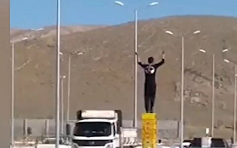 حرکت عجیب و خطرناک یک جوان در شهرستان فرخشهر وسط بزرگراه