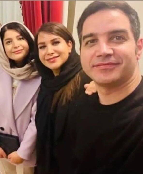 سلفی ویژه محسن یگانه در کنار دو خواهرش
