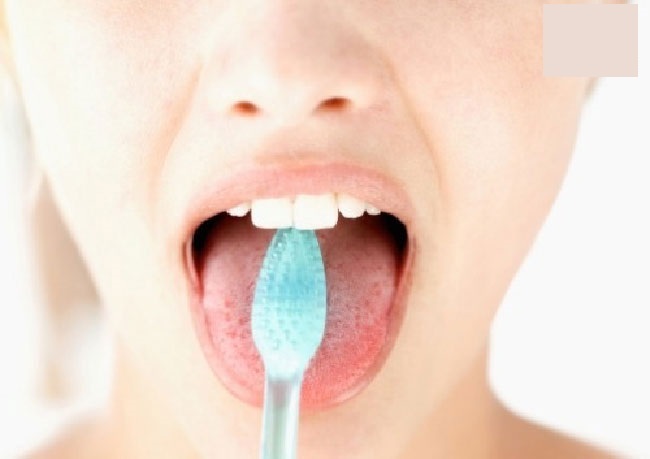 ترفندهای تمیز کردن زبان برای رهایی از بوی بد دهان (صبح من)