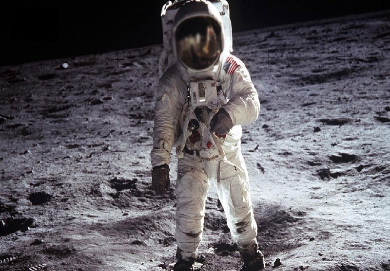 چرا فضانوردان آپولو کیسه‌های مدفوعشان را در فضا رها کردند؟ (صبح من)