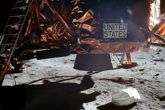 چرا فضانوردان آپولو کیسه‌های مدفوعشان را در فضا رها کردند؟ (صبح من)
