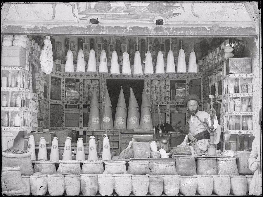 فروشنده‌ قند و شکر در بازار رشت در دوره‌ قاجار
