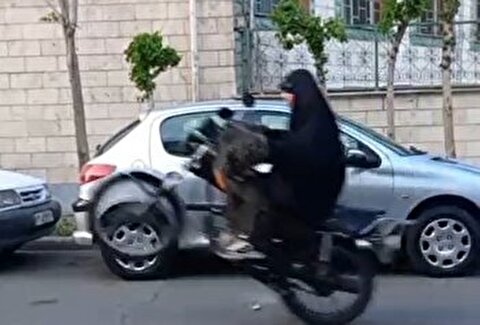 تک‌چرخ زدن یک زن محجبه با موتورسیکلت