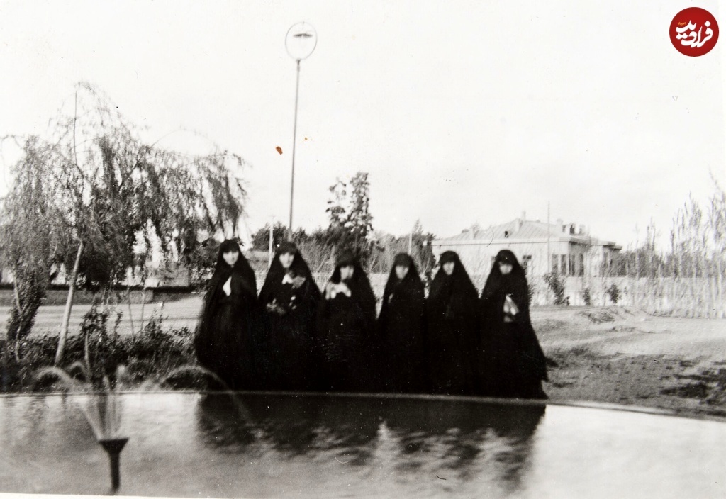 گشت و گذار دختران جوان در تهرانِ ۱۰۰سال قبل