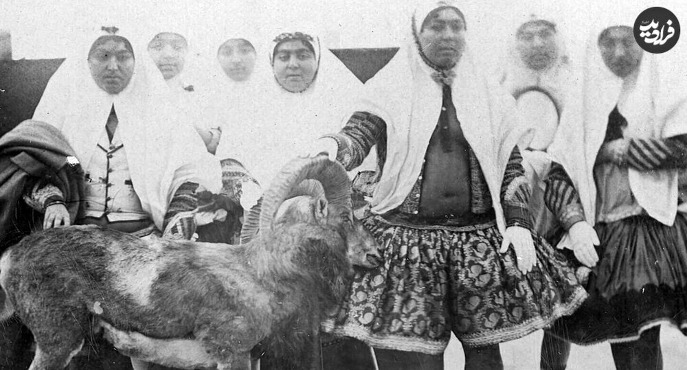 عکس عجیب بانوان حرمسرا با بُز در دوره قاجار