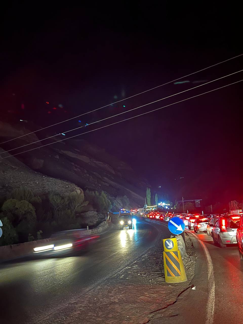 عکسی از گرفتار شدن مردم در ترافیک شبانه هراز